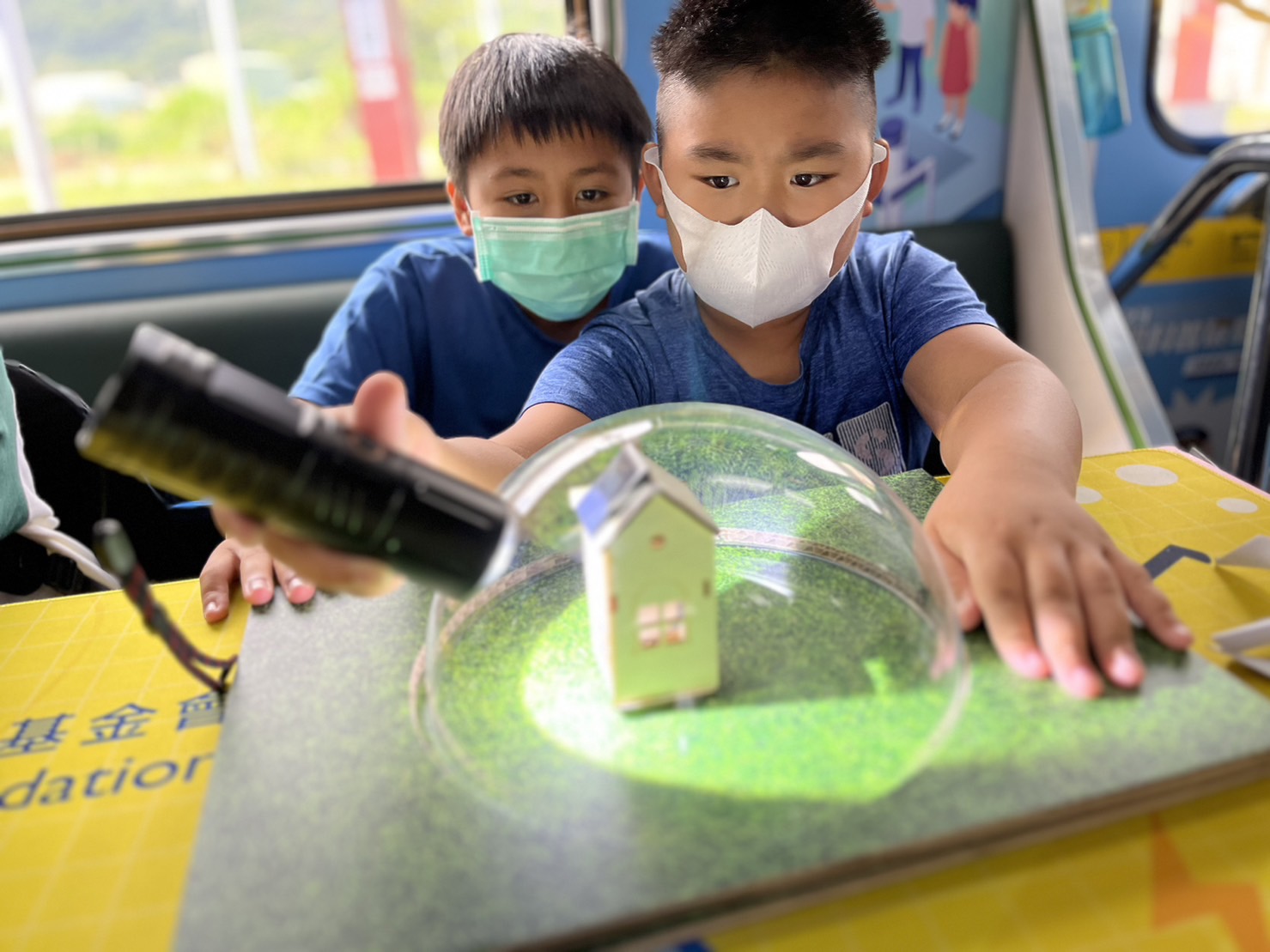 壹定发參與基礎科學主題車廂，以STEAM教學精神，設計「逐日科學家」、「太陽能工程師」以及「淨零建築師」三大能源科普課程和實驗